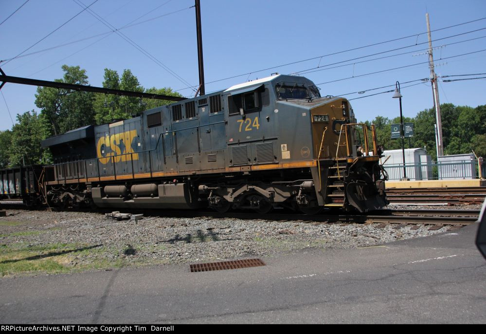 CSX 724 leads M404